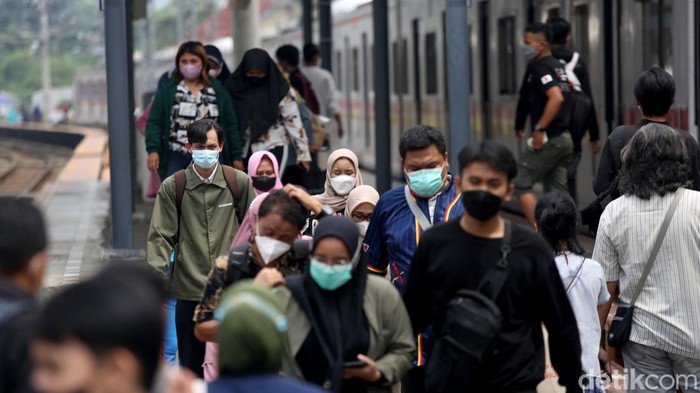 begini suasana di krl saat penumpang bebas duduk tanpa jarak 9 169